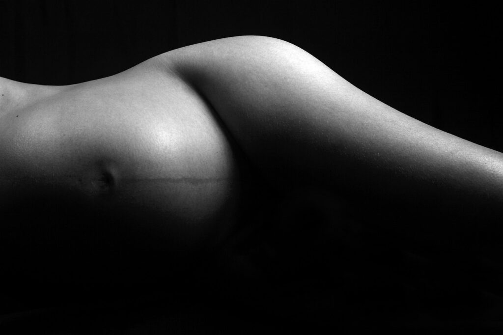 Remèdes jambes lourdes chez la femme enceinte : Soulagez vos gambettes avec le sourire !
