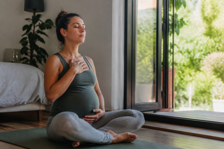 Yoga prénatal : Maîtrisez votre respiration pendant la grossesse